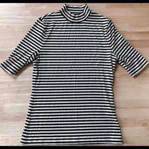 Banana republic short sleeve black and white blouse small